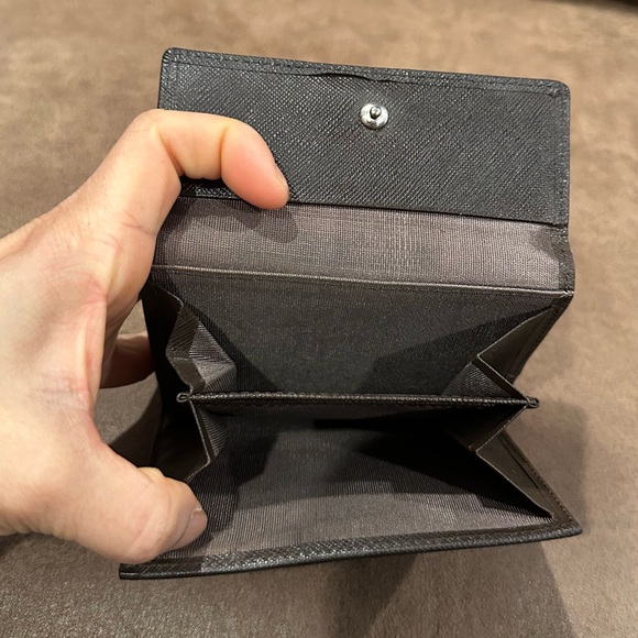 Black Compact Wallet with Textured Leather Design - Picture 5 of 15